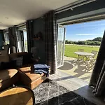 Baywatch - Seaview And Balcony - Part Of The The Bay Filey Village With Pool, Gym And Direct Access, Pub, Restaurant, Tennis And Meadows Walks *