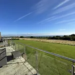 בית נופש Baywatch - Seaview And Balcony - Part Of The The Bay Filey Village With Pool, Gym And Direct Access, Pub, Restaurant, Tennis And Meadows Walks Reighton