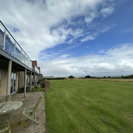 Baywatch - Seaview And Balcony - Part Of The The Bay Filey Village With Pool, Gym And Direct Access, Pub, Restaurant, Tennis And Meadows Walks Dom wakacyjny Reighton