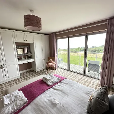 Baywatch - Seaview And Balcony - Part Of The The Bay Filey Village With Pool, Gym And Direct Access, Pub, Restaurant, Tennis And Meadows Walks Reighton