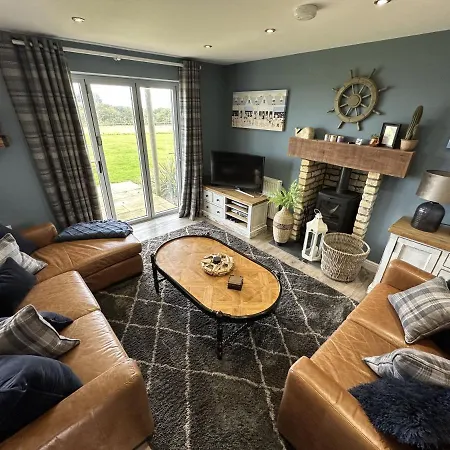 Baywatch - Seaview And Balcony - Part Of The The Bay Filey Village With Pool, Gym And Direct Access, Pub, Restaurant, Tennis And Meadows Walks 펜션 *