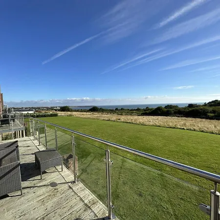 펜션 Baywatch - Seaview And Balcony - Part Of The The Bay Filey Village With Pool, Gym And Direct Access, Pub, Restaurant, Tennis And Meadows Walks Reighton