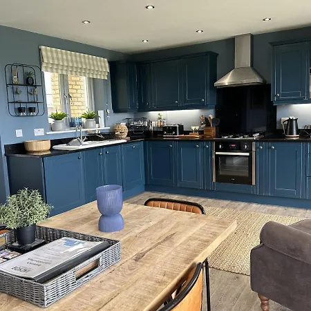 Baywatch - Seaview And Balcony - Part Of The The Bay Filey Village With Pool, Gym And Direct Access, Pub, Restaurant, Tennis And Meadows Walks