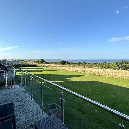 Baywatch - Seaview And Balcony - Part Of The The Bay Filey Village With Pool, Gym And Direct Access, Pub, Restaurant, Tennis And Meadows Walks * Reighton