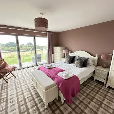 Dom wakacyjny Baywatch - Seaview And Balcony - Part Of The The Bay Filey Village With Pool, Gym And Direct Access, Pub, Restaurant, Tennis And Meadows Walks Reighton