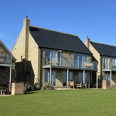 Baywatch - Seaview And Balcony - Part Of The The Bay Filey Village With Pool, Gym And Direct Access, Pub, Restaurant, Tennis And Meadows Walks * Reighton