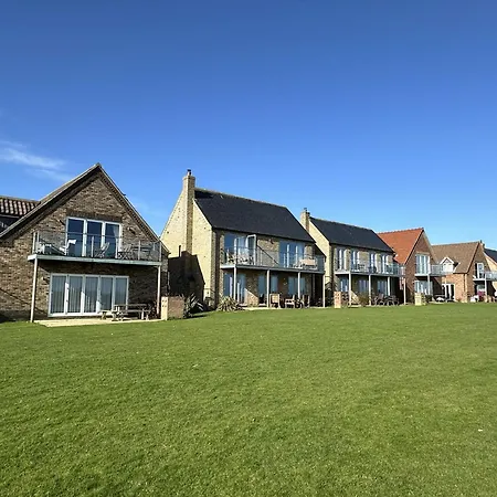 Dom wakacyjny Baywatch - Seaview And Balcony - Part Of The The Bay Filey Village With Pool, Gym And Direct Access, Pub, Restaurant, Tennis And Meadows Walks *