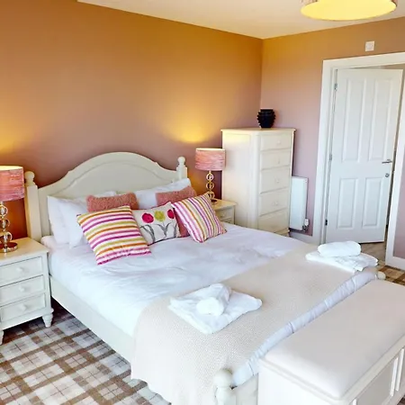 Baywatch - Seaview And Balcony - Part Of The The Bay Filey Village With Pool, Gym And Direct Access, Pub, Restaurant, Tennis And Meadows Walks * Reighton