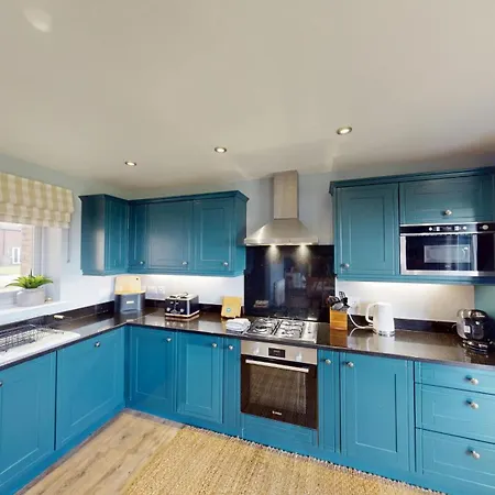 Baywatch - Seaview And Balcony - Part Of The The Bay Filey Village With Pool, Gym And Direct Access, Pub, Restaurant, Tennis And Meadows Walks Reighton