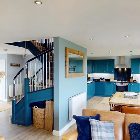 Baywatch - Seaview And Balcony - Part Of The The Bay Filey Village With Pool, Gym And Direct Access, Pub, Restaurant, Tennis And Meadows Walks * Reighton