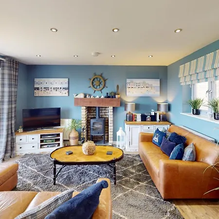 Baywatch - Seaview And Balcony - Part Of The The Bay Filey Village With Pool, Gym And Direct Access, Pub, Restaurant, Tennis And Meadows Walks *