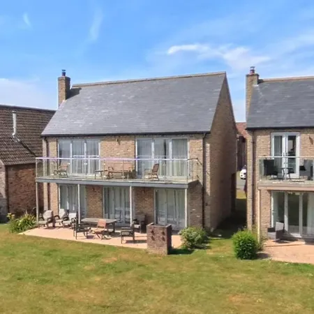 Baywatch - Seaview And Balcony - Part Of The The Bay Filey Village With Pool, Gym And Direct Access, Pub, Restaurant, Tennis And Meadows Walks Semesterbostad Reighton