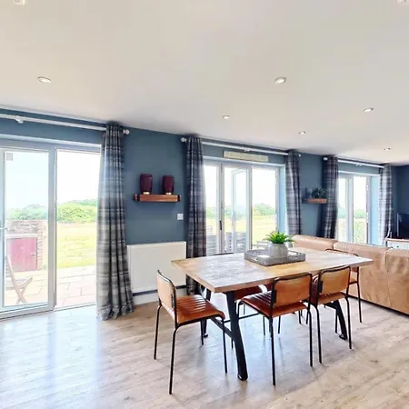 Baywatch - Seaview And Balcony - Part Of The The Bay Filey Village With Pool, Gym And Direct Access, Pub, Restaurant, Tennis And Meadows Walks *