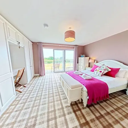 Baywatch - Seaview And Balcony - Part Of The The Bay Filey Village With Pool, Gym And Direct Access, Pub, Restaurant, Tennis And Meadows Walks * Reighton