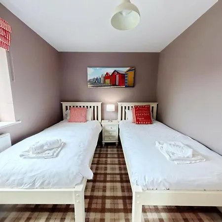 Baywatch - Seaview And Balcony - Part Of The The Bay Filey Village With Pool, Gym And Direct Access, Pub, Restaurant, Tennis And Meadows Walks * Reighton