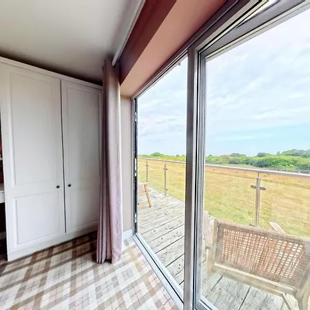 Baywatch - Seaview And Balcony - Part Of The The Bay Filey Village With Pool, Gym And Direct Access, Pub, Restaurant, Tennis And Meadows Walks Reighton