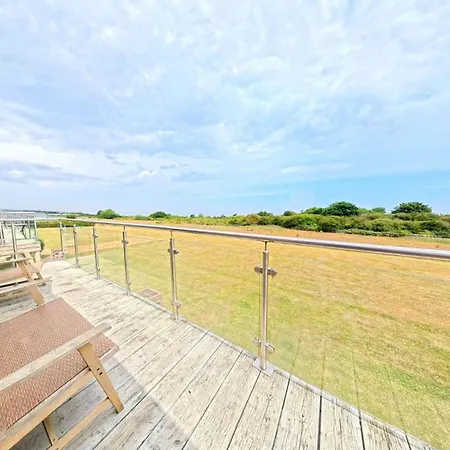 Semesterbostad Baywatch - Seaview And Balcony - Part Of The The Bay Filey Village With Pool, Gym And Direct Access, Pub, Restaurant, Tennis And Meadows Walks