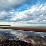 Baywatch - Seaview And Balcony - Part Of The The Bay Filey Village With Pool, Gym And Direct Access, Pub, Restaurant, Tennis And Meadows Walks Feriehus