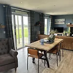 Baywatch - Seaview And Balcony - Part Of The The Bay Filey Village With Pool, Gym And Direct Access, Pub, Restaurant, Tennis And Meadows Walks Feriehus Reighton