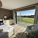 Baywatch - Seaview And Balcony - Part Of The The Bay Filey Village With Pool, Gym And Direct Access, Pub, Restaurant, Tennis And Meadows Walks Reighton
