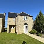 Baywatch - Seaview And Balcony - Part Of The The Bay Filey Village With Pool, Gym And Direct Access, Pub, Restaurant, Tennis And Meadows Walks *