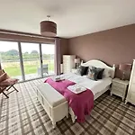 Feriehus Baywatch - Seaview And Balcony - Part Of The The Bay Filey Village With Pool, Gym And Direct Access, Pub, Restaurant, Tennis And Meadows Walks Reighton