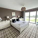 Feriehus Baywatch - Seaview And Balcony - Part Of The The Bay Filey Village With Pool, Gym And Direct Access, Pub, Restaurant, Tennis And Meadows Walks Reighton