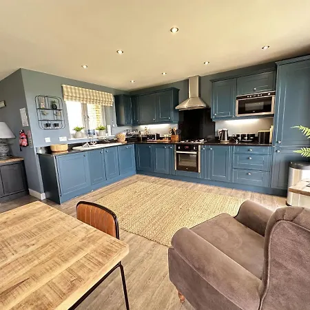 Holiday home Baywatch - Seaview And Balcony - Part Of The The Bay Filey Village With Pool, Gym And Direct Access, Pub, Restaurant, Tennis And Meadows Walks Reighton