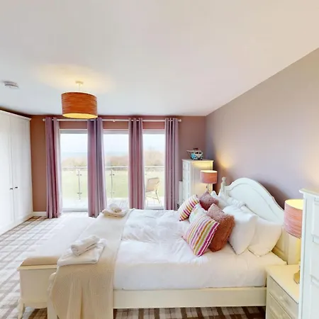 Baywatch - Seaview And Balcony - Part Of The The Bay Filey Village With Pool, Gym And Direct Access, Pub, Restaurant, Tennis And Meadows Walks Holiday home